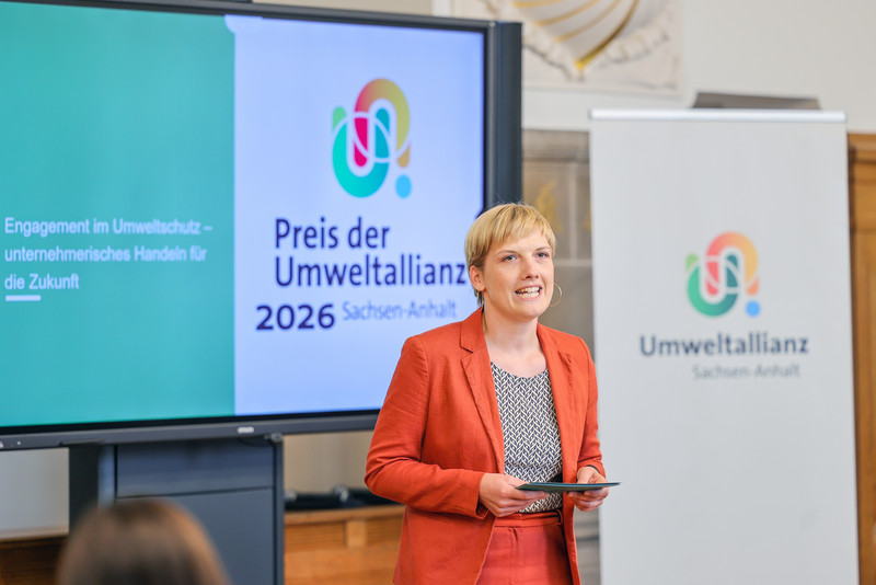 Moderatorin Mareike Wald eröffnet die Veranstaltung