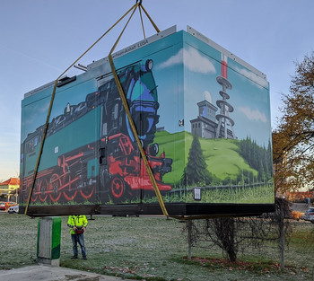 Messcontainer mit Brockenmotiv wird am zukünftigen Standort abgeladen