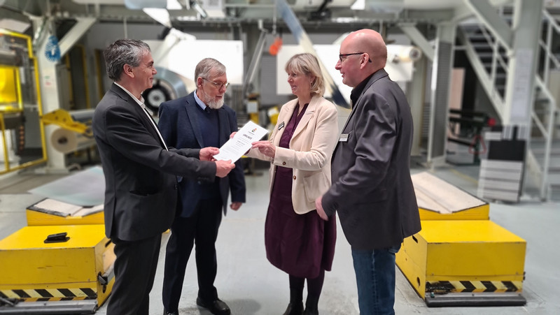 Übergabe der Mitgliedsurkunde.