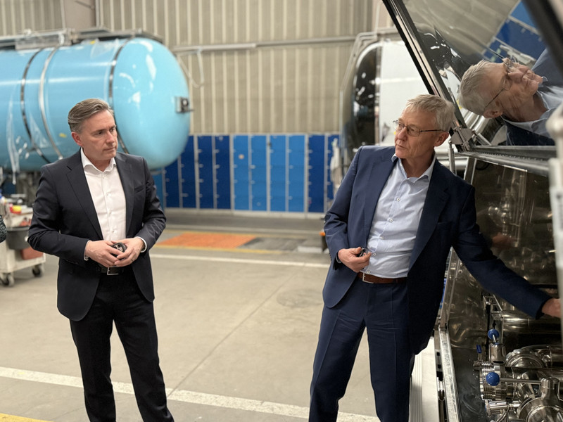 Staatssekretär Wünsch besichtigt ein Spezial-Tankfahrzeug.